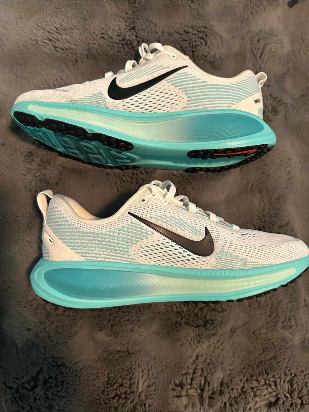 Nike Women’s White & Aqua TurboRun Sneakers